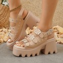 スタイリッシュな女性用のステッドローマプラットフォームサンダル - 夏のコレクション、厚いソール、オープントゥ、フェイクカバー、カジュアルウェア、黒と白のアクセント、チャンキーヒールサンダル