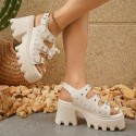 スタイリッシュな女性用のステッドローマプラットフォームサンダル - 夏のコレクション、厚いソール、オープントゥ、フェイクカバー、カジュアルウェア、黒と白のアクセント、チャンキーヒールサンダル