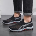 メンズ 通気性メッシュ スリッポン スニーカー - ブラック＆グレーにレッドアクセント、ラバーソール、ラウンドトゥ、ロートップ カジュアルスポーツシューズ オールシーズン対応
