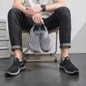 メンズ 通気性メッシュ スリッポン スニーカー - ブラック＆グレーにレッドアクセント、ラバーソール、ラウンドトゥ、ロートップ カジュアルスポーツシューズ オールシーズン対応