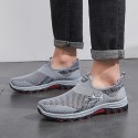 メンズ 通気性メッシュ スリッポン スニーカー - ブラック＆グレーにレッドアクセント、ラバーソール、ラウンドトゥ、ロートップ カジュアルスポーツシューズ オールシーズン対応